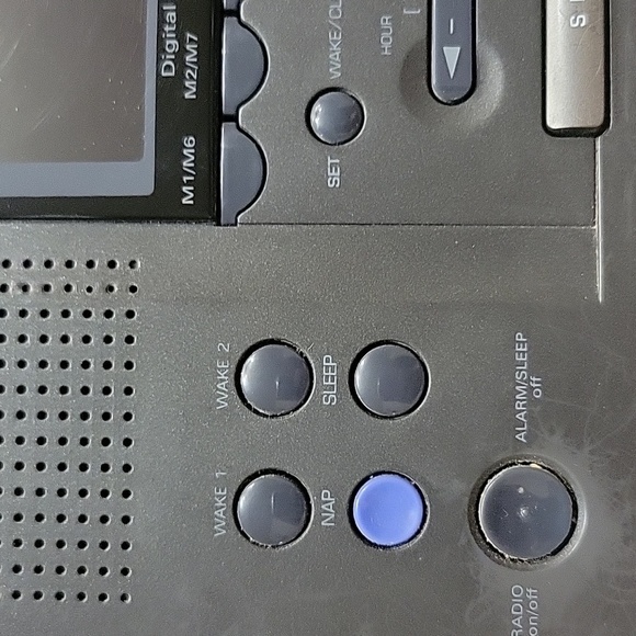 RCA Alarm Clock Radio - Picture 5 of 6